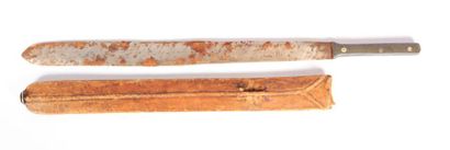 null Glaive Massaï - fourreau en peau 

Long. totale : 51 cm

(accidents et oxyd...