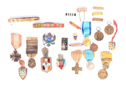 null Ordres et décorations ; Médaille commémorative de la guerre 1939-1945 avec agrafe...
