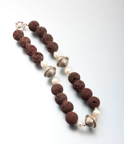 null Collier d'inspiration ethnique composé de pierres de lave, perles en toupie...
