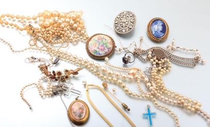 null Lot de bijoux fantaisie comprenant broches, colliers, pendentifs, bagues et...