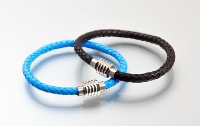 null Deux bracelets en cuir tressé, l'un noir, l'autre bleu, les fermoirs hexagonaux...