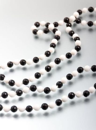 null Long sautoir de perles d'agate facettées alternées noires et blanches.