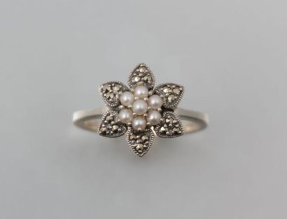 null Bague en argent figurant une fleur à six pétales, le bouton en perles de culture,...