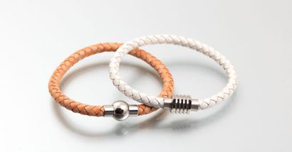 null Deux bracelets en cuir tressé, l'un beige avec fermoir boule en métal argenté...