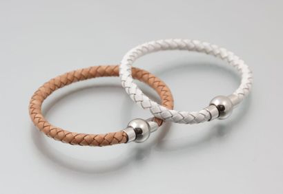 null Deux bracelets en lanière de cuir, l'un blanc et l'autre beige, le fermoir aimanté...