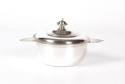 null Bouillon à oreilles et son couvercle en argent, à fond plat, la panse unie,...