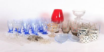 null Lot en verre comprenant seize verres à eau teinté bleu (égrenures), six verres...