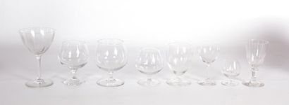 null Lot en verres de différents modèles comprenant quatre verres en cristal à eau...