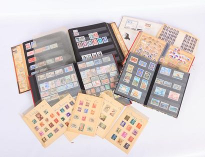 null Cinq albums de timbres divers pays dont France, Espagne, Algérie, République...