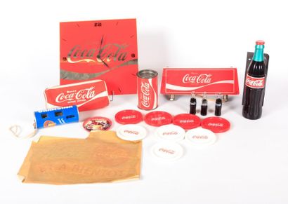 null Lot d'objets publicitaire de marque Coca Cola tels qu'une pendule (27 x 27 cm),...