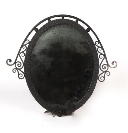 null Deux miroirs bisautés en fer forgé de forme ovale, la bordure martelée dont...