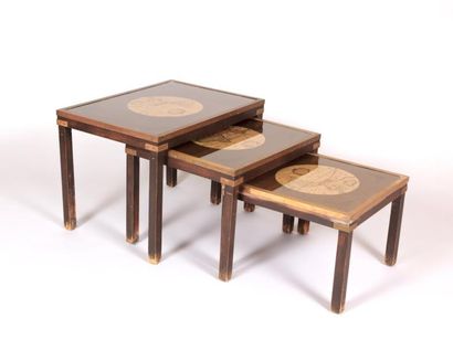 null Trois de tables gigognes en bois naturel et aggloméré, les plateaux présentent...