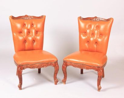 null Paire de chaises chauffeuses en bois naturel mouluré et sculpté à décor de rinceaux...
