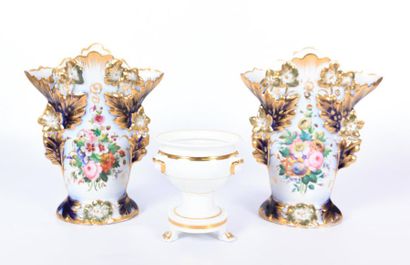 null Paire de vases cornets de forme mouvementée en porcelaine à décor polychrome...