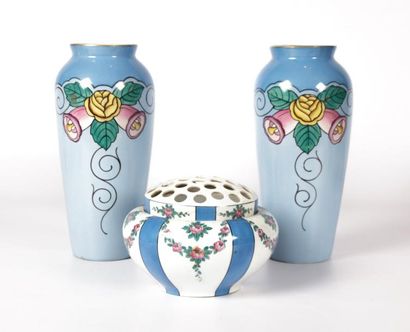null Paire de vases en porcelaine de forme tronconique, la panse à décor d'un bouquet...