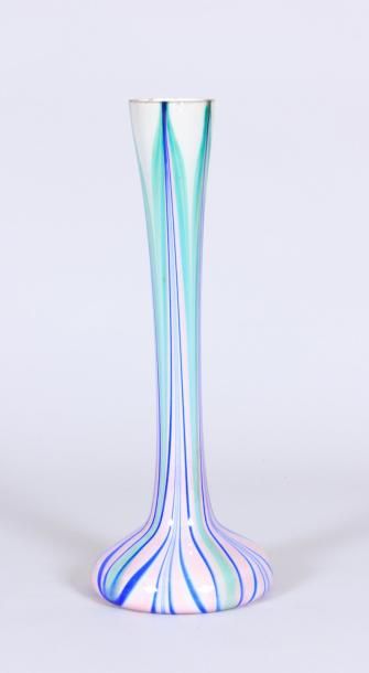 null Vase soliflore à panse aplatie et long col en verre teinté rose, vert et bleu.

XXème...