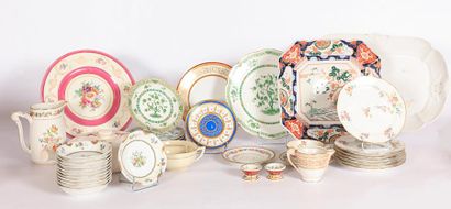 null Lot en porcelaine comprenant une assiette en porcelaine de Limoges à décor de...