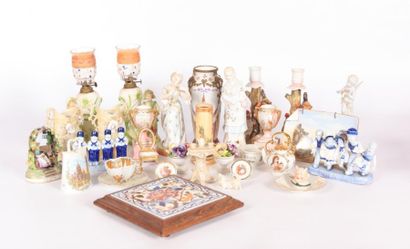 null Lot en porcelaine comprenant une paire de vases miniatures à décor polychrome...