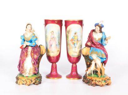 null Lot en porcelaine comprenant une paire de vases sur piédouche à décor polychrome...