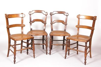 null Deux paires de chaises en bois naturel, les dossiers à barette droite pour l'une...