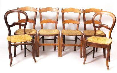 null Lot comprenant quatre chaises en bois naturel, le dossier à deux bandeaux polylobés,...