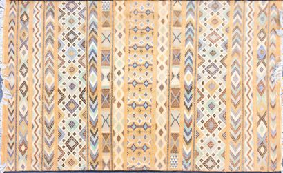  KAIROUAN 
Tapis en laine à décor de frises géométriques sur fond moutarde 
(petites...