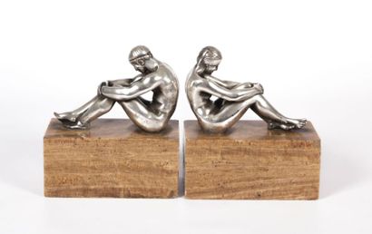  RIVOIRE Raymond Léon (1884-1966) 
Paire de serre-livres en métal argenté figurant...