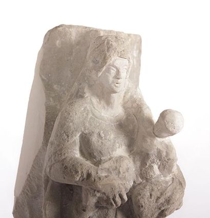 null Vierge à l'Enfant gothique en pierre calcaire sculptée sur une croisée de meneaux...
