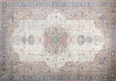 null TURQUIE - CESAREE

Tapis en laine

Vers 1975

406 x 274 cm

(une déchirure au...