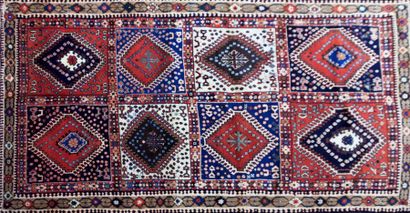 null YALAMEH - IRAN

Tapis en laine à décor compartimenté de losanges de différentes...