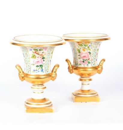 null PARIS

Paire de vases Médicis en porcelaine blanche réhaussée d'or à décor de...