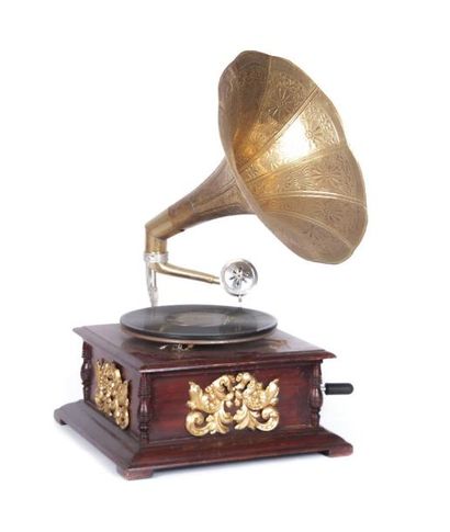 null Gramophone, la caisse en bois ornée de motifs en laiton doré en applique à décor...
