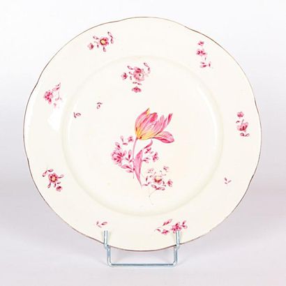 null ALLEMAGNE

Assiette à bord polylobé en porcelaine à décor en camaïeu rose d’une...