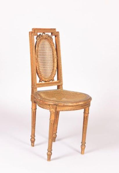 Chaise en bois naturel mouluré, sculpté et...