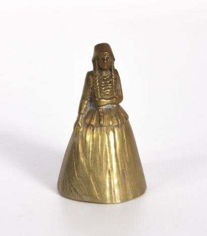 null Clochette de table en bronze figurant une femme aux tresses

Haut. : 10,5 c...
