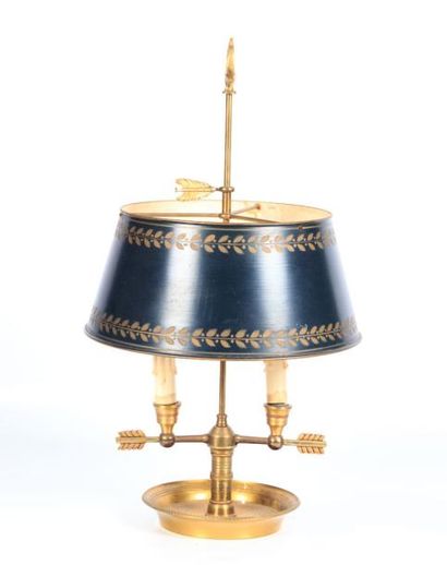 null Lampe bouillotte en bronze posant sur une base ronde ourlée d'une frise à bande...