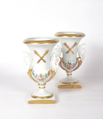 null PARIS

Paire de vases Médicis en porcelaine, à décor polychrome et rehauts d’or,...