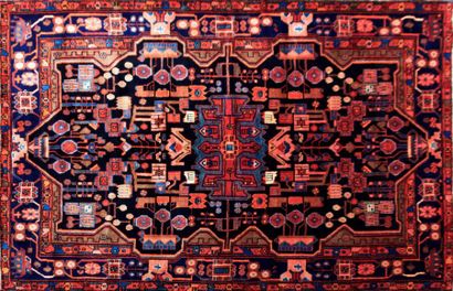 null HAHAVAND - IRAN

Tapis en laine à décor de motifs géométriques et d'un médaillon...