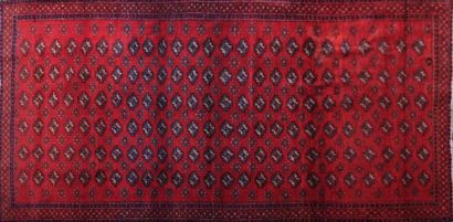 null BAGHEKECHMIR - IRAN

Tapis en laine à décor de médaillons rouge en répétition...