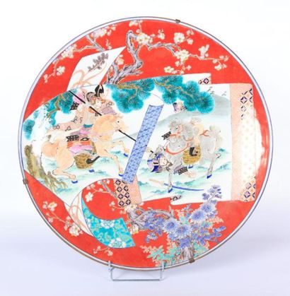 null JAPON

Grand plat en porcelaine à décor polychrome dit Imari d'un cartouche...