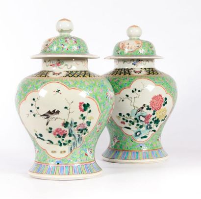 null CHINE

Paire de vases couverts en porcelaine polychrome de la famille verte,...