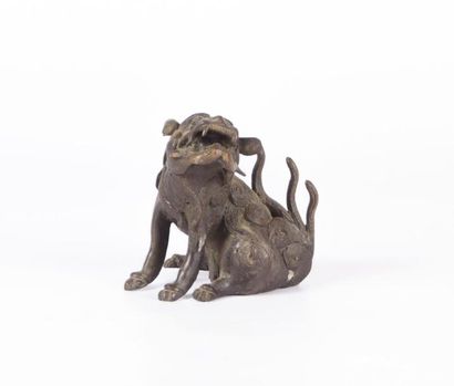 null CHINE

Sujet en bronze patiné figurant un chien de Fô

Début du XXème siècle

Haut....
