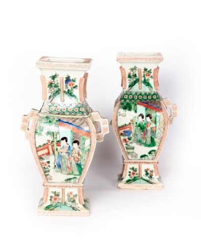 null CHINE - Canton

Paire de vases à sections carrées en porcelaine de forme balustre...