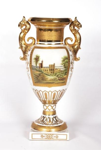 null Important vase en porcelaine blanche et rehauts d'or de forme balustre posant...