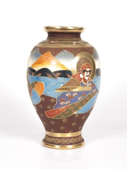 null JAPON - Satsuma

Vase de forma balustre en satusma à décor polychrome et rehauts...