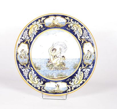 null NEVERS - Manufacture Emile Georges

Plat en faïence à décor polychrome dans...