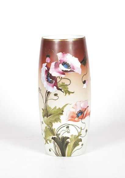 null Vase en opaline blanche de forme tubulaire à panse légèrement renflée à décor...