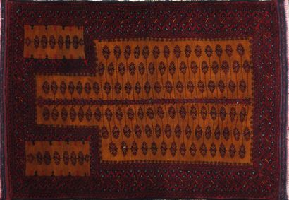 null BAGHEKECHMIR

Tapis en laine à décor de motifs géométrqiues sur fond orange

140...