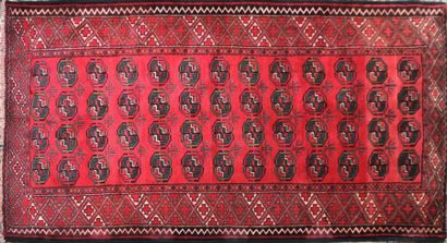 null TOURKAMAN

Tapis en laine à décor de gül sur fond rouge

248 x 125 cm

(bon...