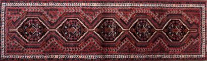 null CHIRAZ - IRAN

Galerie en laine à décor de médaillons sur fond lie de vin

86,5...